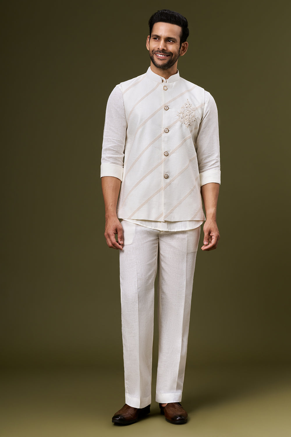 Ivory Linen Bundi Set with Thread and Cut Dana Work